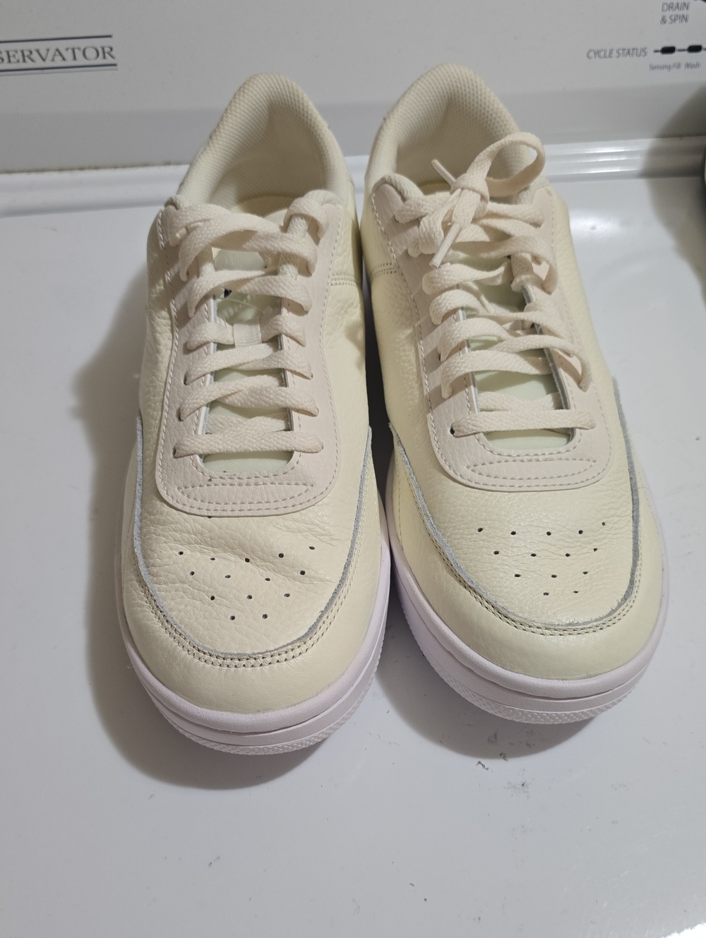 Woman's Casual Lace-Up Sneakers in Cream